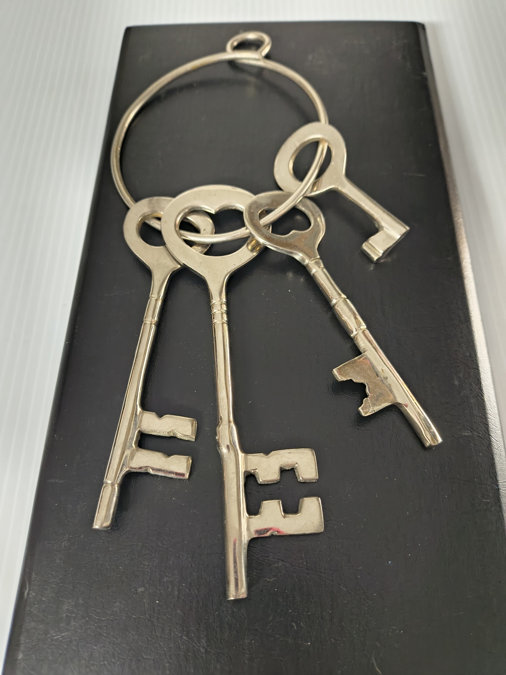 Vintage Solid Brass Jailer’s Keys – 140g Non-Magnetic Skeleton Key Decor Bunch